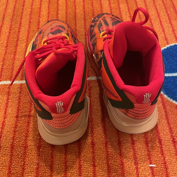 Kyrie Irving Infinity Basketball shoes. - Picture 5 of 6